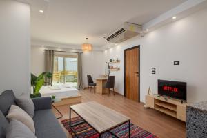 TV a/nebo společenská místnost v ubytování Pyramidia Serene with Rooftop, Pool & pyramids view