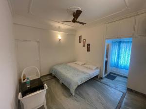 Ένα ή περισσότερα κρεβάτια σε δωμάτιο στο SHELAS HOME STAYs
