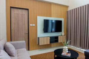 TV a/nebo společenská místnost v ubytování Miracle Pool Villa ,Aonang