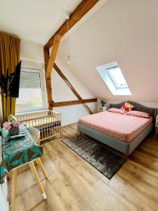 a bedroom with a bed and a window at Lubolzer Family Lounge in Klein Lubolz
