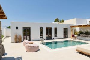 Swimmingpoolen hos eller tæt på Noble Pearl Villas Paros