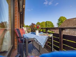 un tavolo e due sedie su un balcone di La Casa Ferienwohnung Strandweg a Steinberg