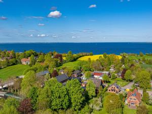 una vista aerea di una piccola città con case e l'oceano di La Casa Ferienwohnung Strandweg a Steinberg