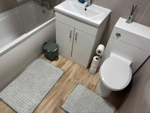 Ένα μπάνιο στο Cozee 2-bed home in WV11 +17 φωτογραφίες