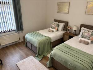 Ένα ή περισσότερα κρεβάτια σε δωμάτιο στο Cozee 2-bed home in WV11