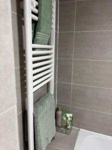 Ένα μπάνιο στο Cozee 2-bed home in WV11