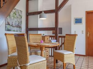 Телевизор и/или развлекательный центр в La Casa Ferienwohnung Uferschwalbe