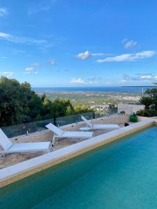 una piscina con sedie e vista sulla città di Il Belvedere di Babbo a Fasano Altre 42 foto