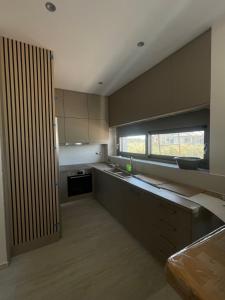 Η κουζίνα ή μικρή κουζίνα στο Pearl Luxury Suites