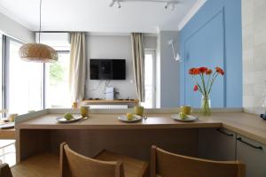 une cuisine avec une table avec des chaises et une télévision dans l'établissement BeeMeeMuu - Magiczny Horyzont Wisła, à Wisła