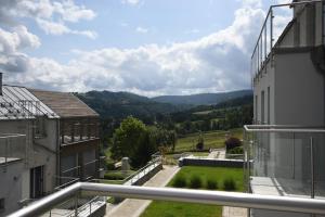 - un balcon offrant une vue sur la cour dans l'établissement BeeMeeMuu - Magiczny Horyzont Wisła, à Wisła