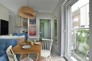 une cuisine et une salle à manger avec une table et des chaises dans l'établissement BeeMeeMuu - Magiczny Horyzont Wisła, à Wisła