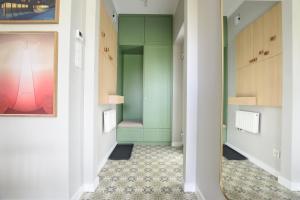 un couloir avec des armoires vertes et un miroir dans l'établissement BeeMeeMuu - Magiczny Horyzont Wisła, à Wisła 19 autres photos