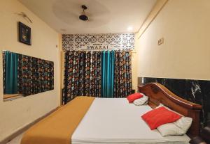 Giường trong phòng chung tại Hotel Swaraj