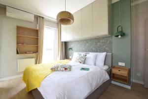 une chambre avec un grand lit avec des draps blancs dans l'établissement BeeMeeMuu - Magiczny Horyzont Wisła, à Wisła