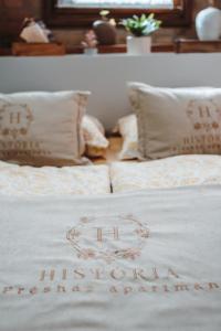 a bed with the word hannah on the blanket at História Présház boutique Nagyréde in Gyöngyös