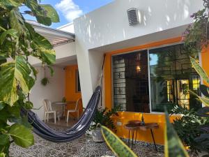 里奥阿查Bona Vida Casa的房子门廊上的吊床