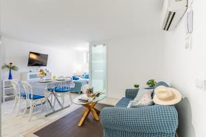 un salon avec des chaises bleues et une table dans l'établissement Down Floor Studio in Centre City Puerto de la Cruz, à Puerto de la Cruz