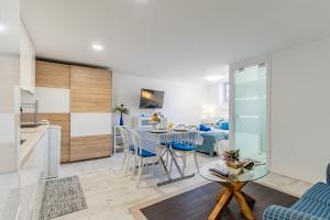 une cuisine et un salon avec une table et des chaises dans l'établissement Down Floor Studio in Centre City Puerto de la Cruz, à Puerto de la Cruz