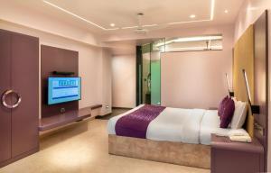 Postel nebo postele na pokoji v ubytování Hotel Royal Palace Jalgaon