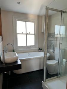 Et badeværelse på Centrally Located Boutique Townhouse