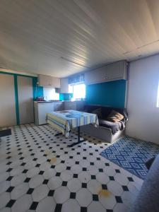 Ένα ή περισσότερα κρεβάτια σε δωμάτιο στο Mobilhome au bord d'étangs sur terrain privé