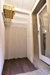 une chambre vide avec une porte et une fenêtre dans l'établissement La Coccola del Borgo, à Fanano