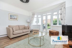 Posezení v ubytování NEWSTEAD HOLIDAY HOME by BOURNECOAST - A Family Home with Garden, Patio, Summer House and Parking - HB10659