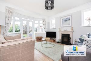 Posezení v ubytování NEWSTEAD HOLIDAY HOME by BOURNECOAST - A Family Home with Garden, Patio, Summer House and Parking - HB10659