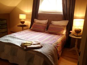 A bed or beds in a room at Château de la Caloterie