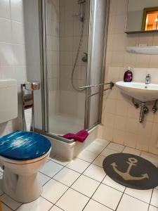 une salle de bains avec douche, toilettes et lavabo dans l'établissement Ferienwohnung Christel, à Burg