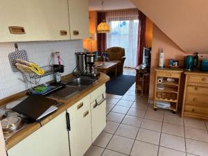 une cuisine avec un évier et un plan de travail dans l'établissement Ferienwohnung Christel, à Burg