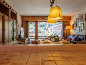 ein Wohnzimmer mit Tisch und großem Fenster in der Unterkunft Apartment Rossignol C4 by Interhome in Nendaz + 26 Fotos