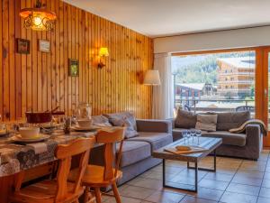 Posezení v ubytování Apartment Les Platanes E3 by Interhome
