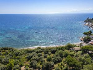 een luchtfoto van een strand en de oceaan bij Apartment Cicladi Milos by Interhome in Santa Flavia