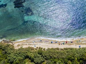 een luchtfoto van een strand met mensen erop bij Apartment Cicladi Milos by Interhome in Santa Flavia