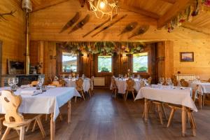 ein Esszimmer mit Tischen und Stühlen und einem Kronleuchter in der Unterkunft StarsBOX in Santa Maria Rocca