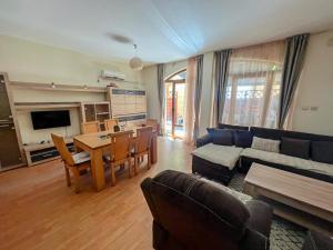 a living room with a couch and a table at Apartmány Bulharsko Sveti Vlas - Garden of Eden in Sveti Vlas