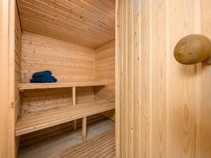 una sauna de madera con una toalla azul en Holiday Home Indresfjord by Interhome, en Åse