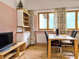 フーベンにあるApartment Aktiv-2 by Interhomeのテーブルとテレビのあるダイニングルーム