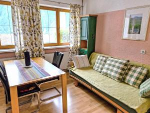 フーベンにあるApartment Aktiv-2 by Interhomeのソファとテーブルのあるリビングルーム +25枚の写真