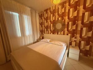 een kleine slaapkamer met een bed en een raam bij Apartment Solmare-15 by Interhome in Rosapineta