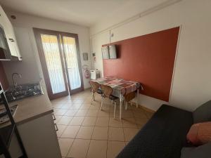 een keuken met een tafel en stoelen in een kamer bij Apartment Solmare-15 by Interhome in Rosapineta