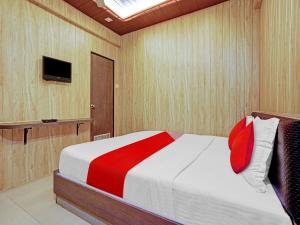 TV a/nebo společenská místnost v ubytování Hotel Yatri Inn Vashi Navi Mumbai