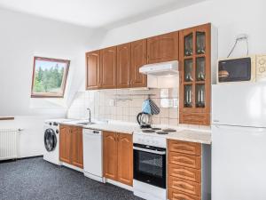 Kuchyň nebo kuchyňský kout v ubytování Apartment Apartmán 611 by Interhome