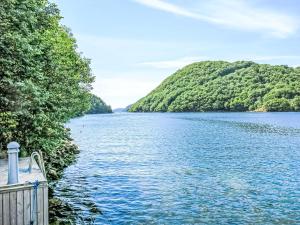 vista su un fiume con alberi laterali di Holiday Home Neset by Interhome a Lyngdal