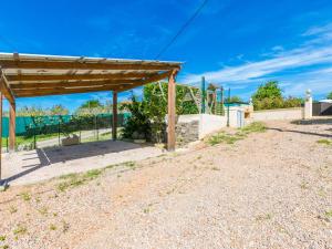een houten paviljoen met uitzicht op de oceaan bij Holiday Home Da Lisa by Interhome in Fiorino +71 foto's
