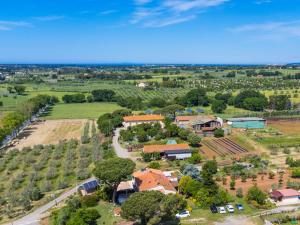 een luchtzicht op een boerderij met een huis bij Holiday Home Da Lisa by Interhome in Fiorino