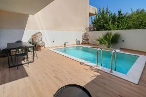 La alberca dentro o cerca de Cristalya Pool Villa Sea View Kallithea 33 fotos más