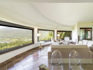 Posezení v ubytování Villa Miralago by Interhome